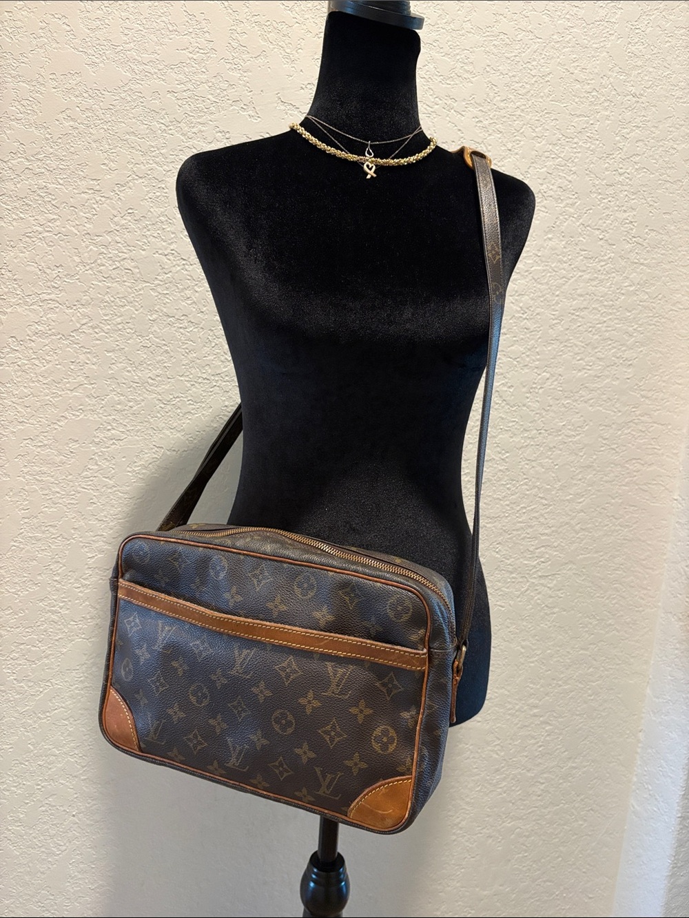 Louis Vuitton NO0991 Crossbody bag Trocadero 30 Brown Monogram LV